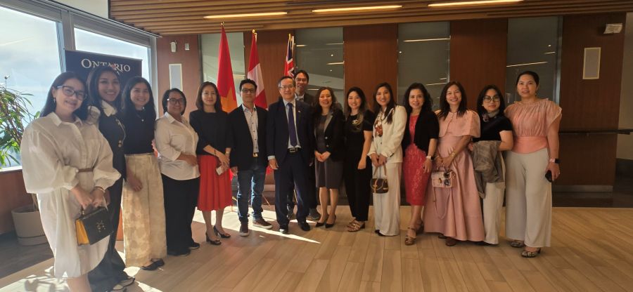 Đoàn học viên chụp ảnh chung bên cờ Việt Nam và Canada.