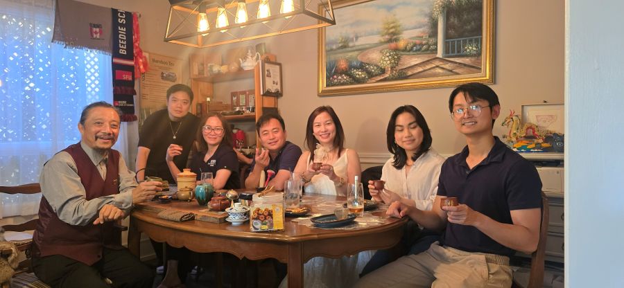 Nhóm học viên quây quần bên bàn trà.