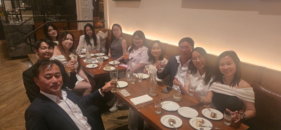 Nhóm học viên nâng ly trong bữa tối gặp mặt.