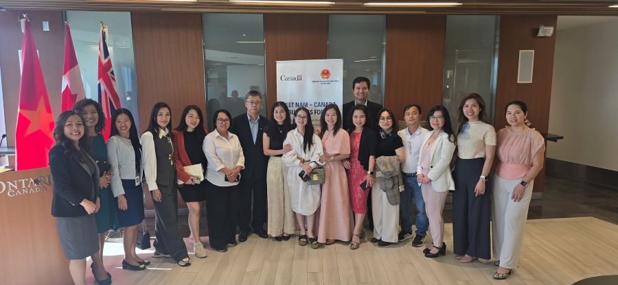 Đoàn học viên tại Diễn đàn Doanh nghiệp Việt Nam – Canada.